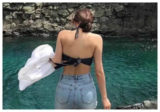 窈窕的牛仔裤美女，搭黑色吊带露美背，让人眼前一亮！