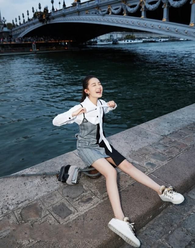 李沁穿短裤现机场，紧到一走路就尴尬，网友：不过腿确实细！