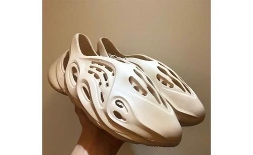 #阿迪达斯#阿迪达斯的Yeezy“洞洞鞋”,就是一双凉鞋,有何特殊之处?
