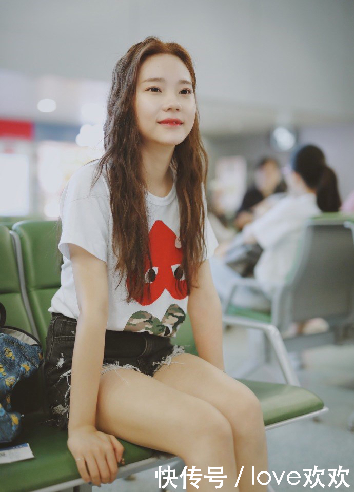 紫宁为显腿长穿超短裤！坐下居然拿包挡着，网友：学习下女神坐姿