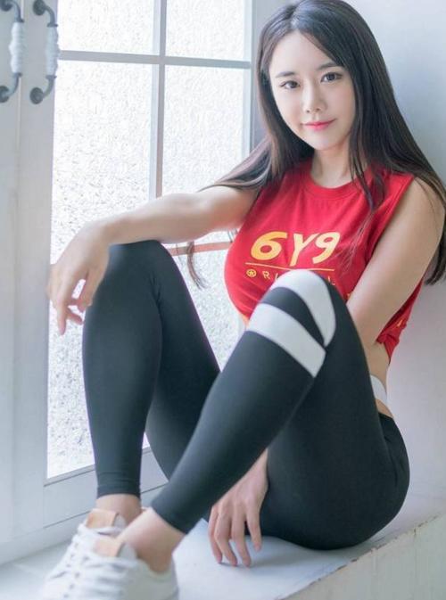 气质优雅的长腿女神，搭配紧身打底裤，展现青春张扬感！