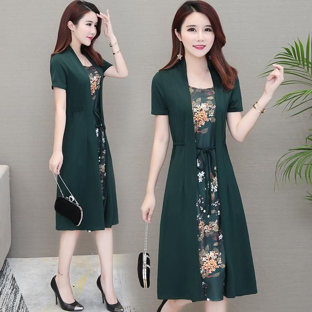 处于五六十岁女人，一旦生活宽裕，建议穿这些连衣裙，显嫩又洋气