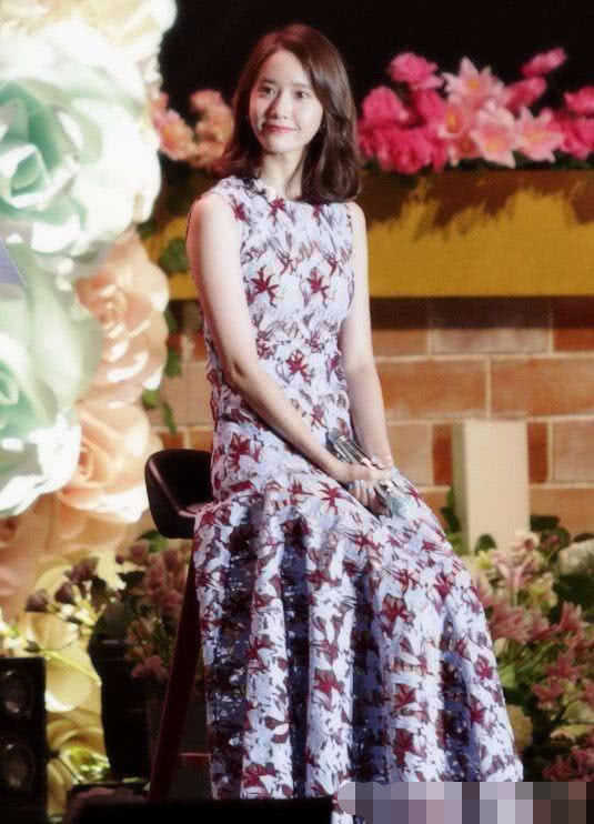 林允儿是胖了吗？穿无袖长裙暴露了“蝴蝶袖”，只剩下脸能看了！