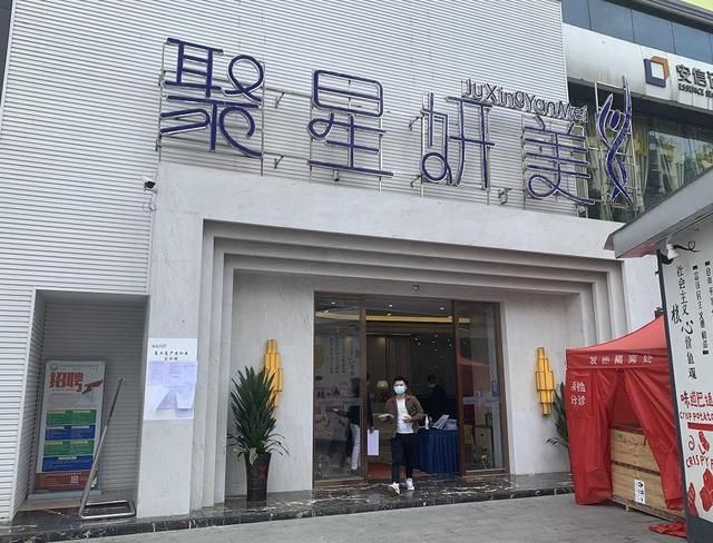  [隆鼻手术]俩女子隆鼻一个呼吸不畅一个假体顶出来！美容医院：类似的挺多…