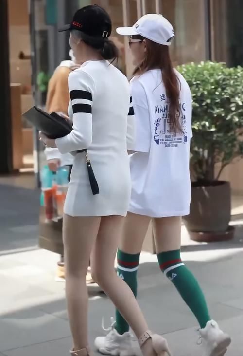 「袖子」街拍：小姐姐一件白色的贴身毛衣，毛衣的袖子有黑色的线边装饰