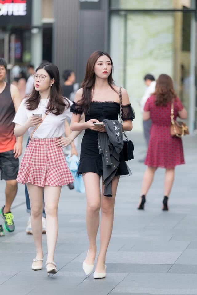  「人手」人手一条的夏日短裙，能赐小个子姑娘一双大长腿，时髦精必备啦