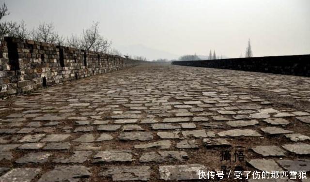 明明■明明没有水泥,为何明城墙600年还能坚不可摧看看砖头下面