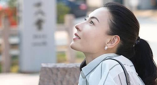  『女人』长得越精致的女人，越喜欢“扎头发”，脸上露出这3个地方很迷人