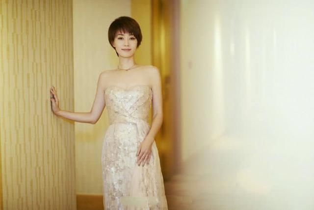 马伊琍的气质惊艳到了!身穿抹胸裙美成花，你信她有42岁吗?