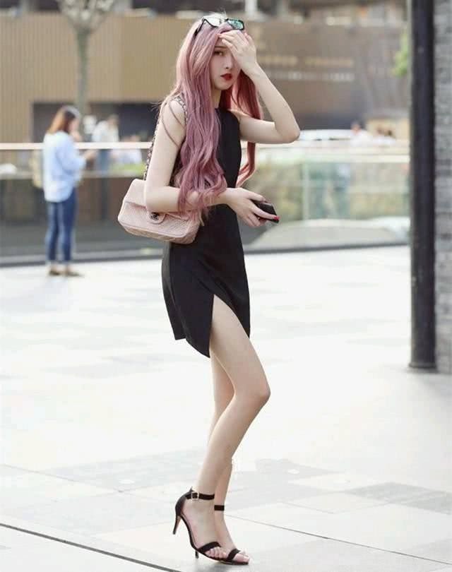 街拍：穿着性感身材高挑的小姐姐，轻松秀出完美的曲线！