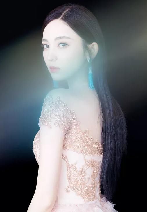 女明星穿最辣眼睛的服装，你们能穿出这样的效果吗？