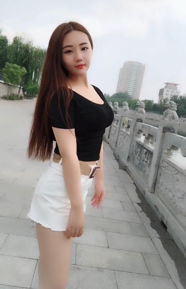 肉色丝袜与热裤一起混搭，尽显活力少女心