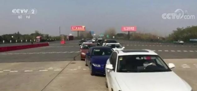  高速：ETC成VIP？高速收费站工作人员：不办就让他堵