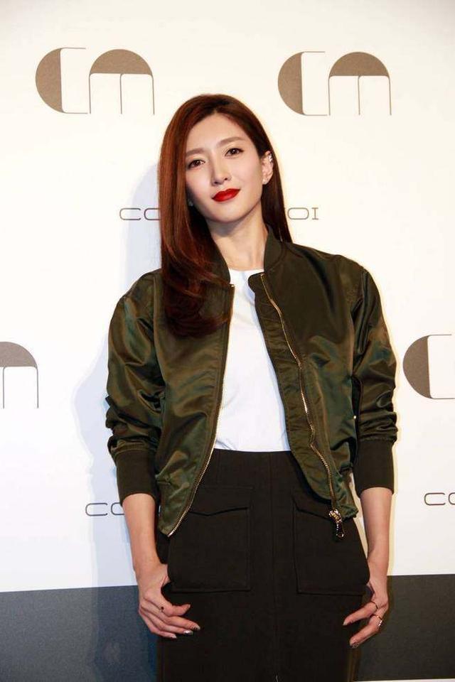 江疏影西装领格子外套配半身皮裙,气质非凡网