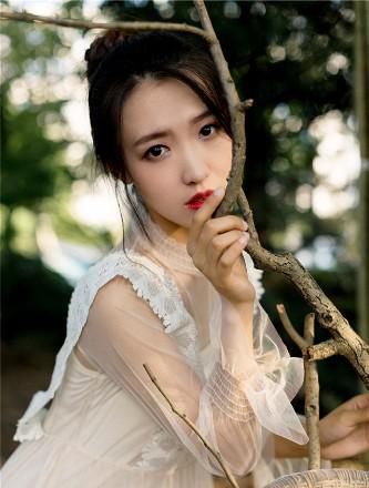 街拍，小姐姐脚上穿的金色细跟高跟鞋好亮眼