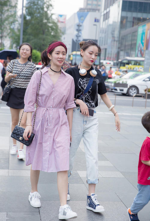 路人街拍，清秀小姐姐穿着干练又大气，五官精致，气质优雅！