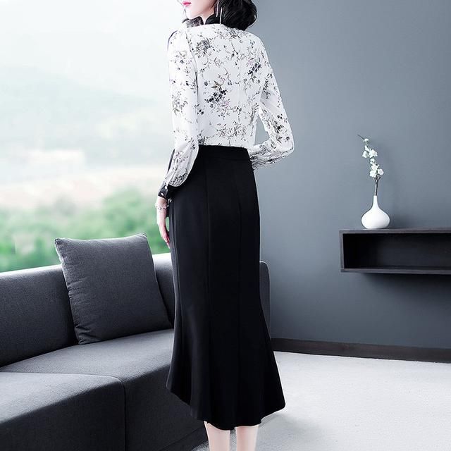 意想不到！年逾50的老婆这样穿：欧版裙+平鞋，竟美得吓我一跳