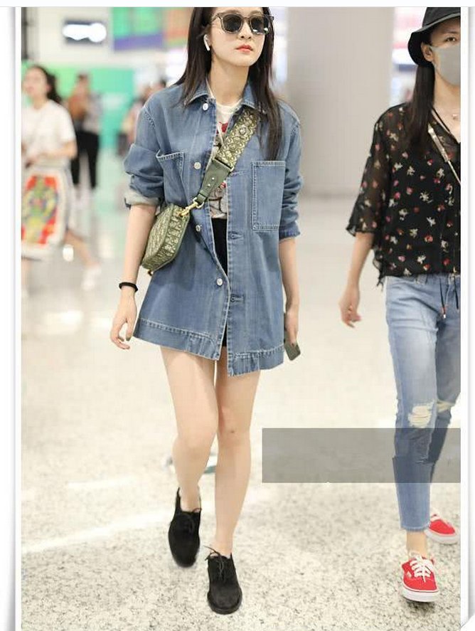 风波后的张雪迎愈发大胆了!只穿一件外套就出门，难怪杨紫会输!