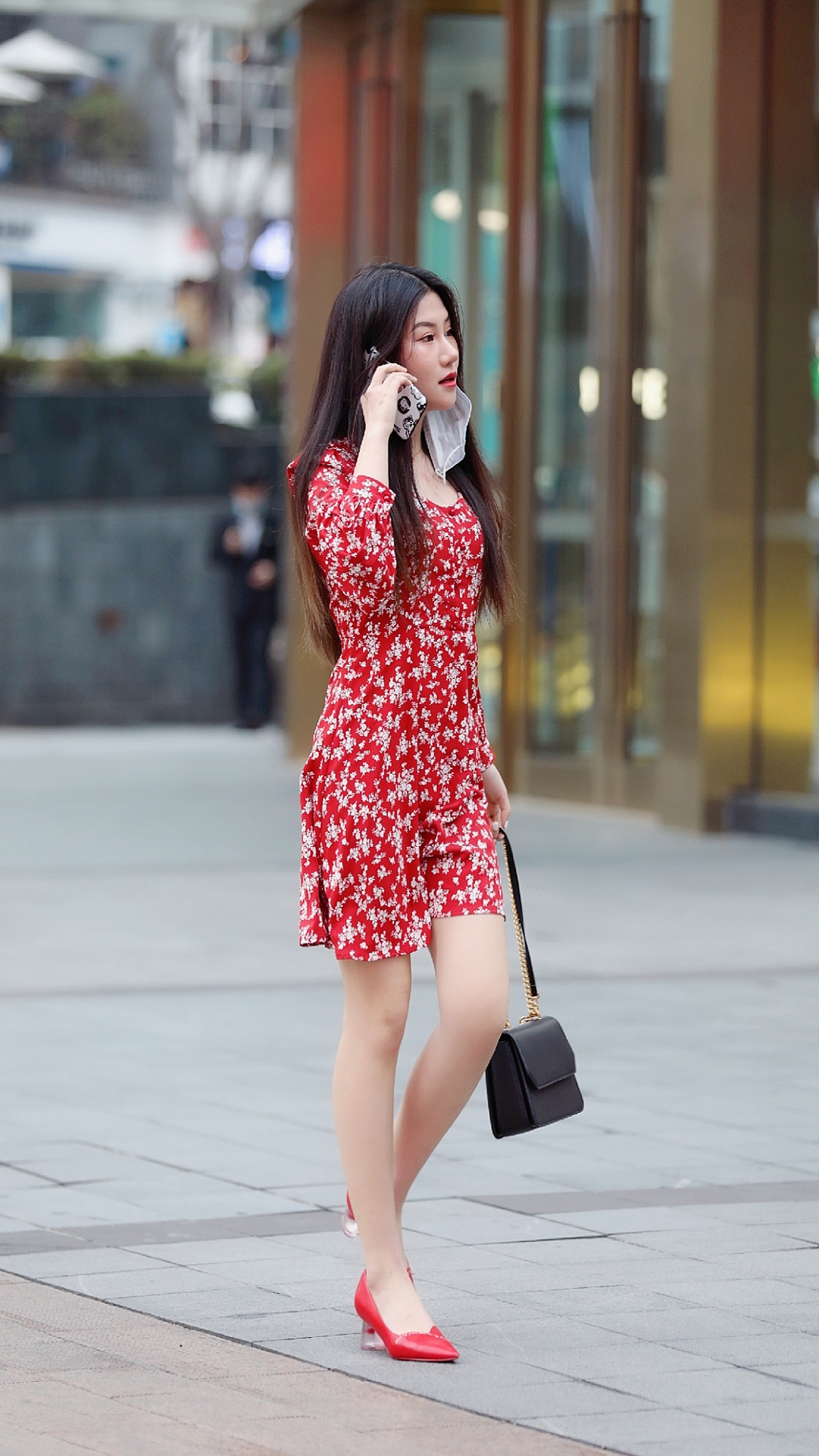  来展示自己|炎炎夏日，美女选择印花连衣裙，做一个时尚又漂亮的“花姑娘”