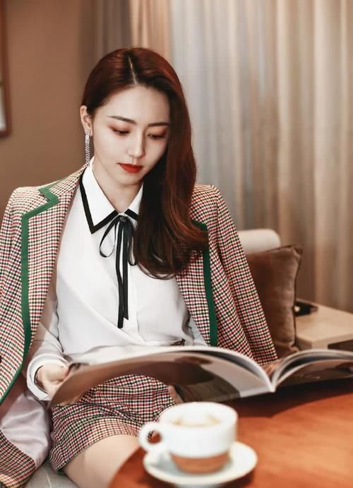  「蝴蝶结」“点亮领口魅力”的蝴蝶结，让“衬衫女”魅力加倍！春末穿搭首选