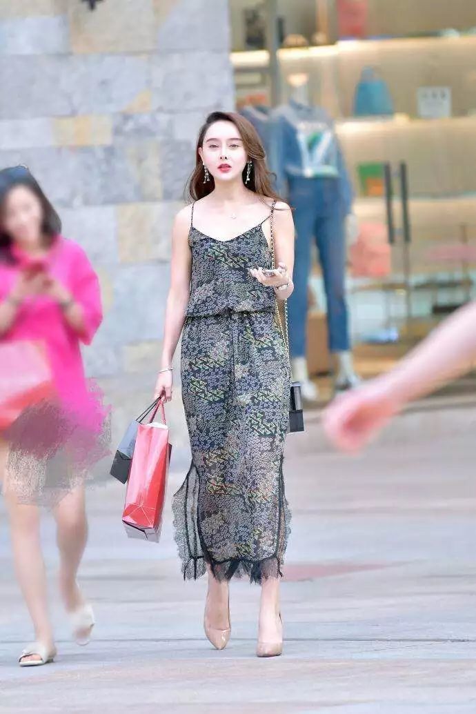 时尚街拍：街拍：孙允珠事业线微微展露出，展现出城市丽人的知性