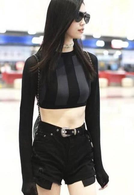 奚梦瑶机场走秀, 尽秀超模本色, 不料身材遭吐槽, 网友“一览平川