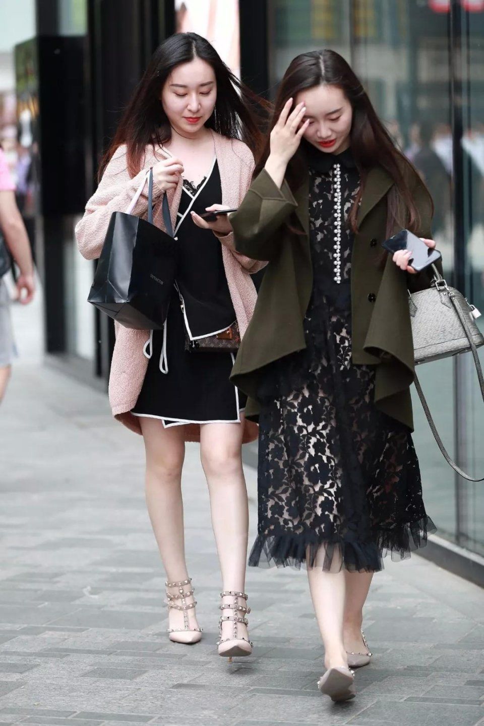 身材略丰满，肤白性感的长发美女，美腿亮白，离不开的小姐姐