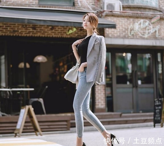  #高度#高跟鞋的高度决定大长腿的视觉效果，但修身裤才是点睛之笔！