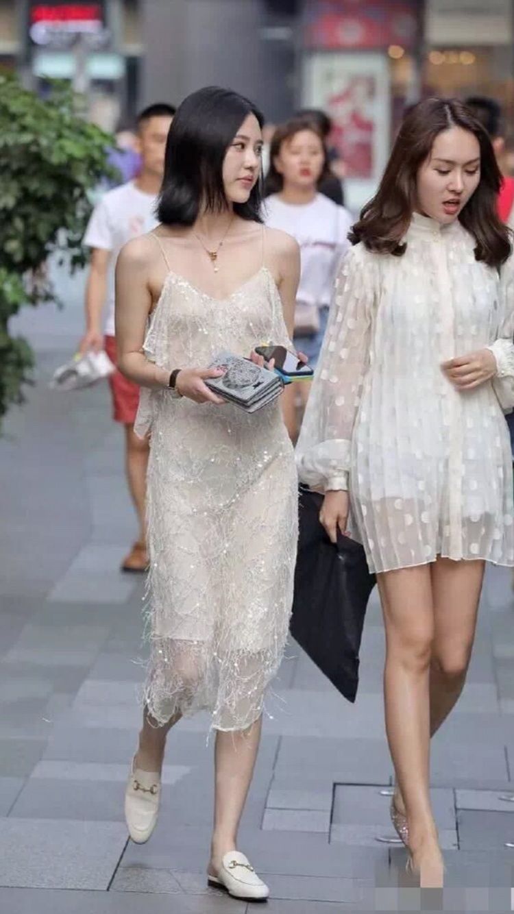 性感街拍丨外翻短发美女穿薄纱吊带裙,有亮点不止一处