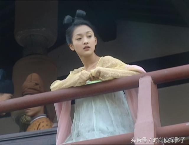 站在长廊看风景的古装女子，李玉湖惬意、白飞飞甜美、蓝儿好兴致