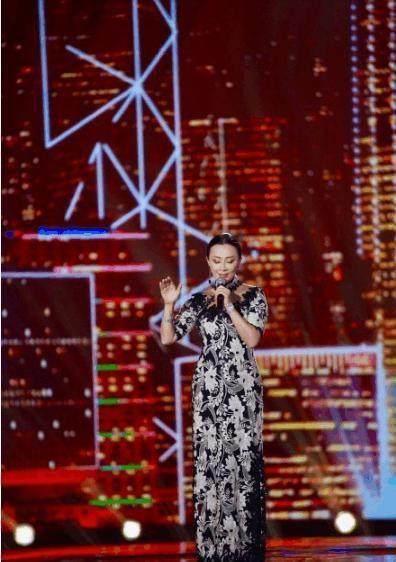 52岁刘嘉玲出席活动, 与baby穿同款气质不输,