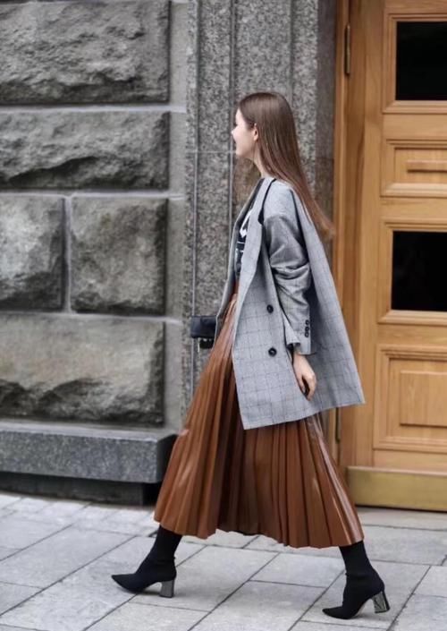  搭配裙子■小个子放弃马丁靴吧，现在流行这3款显高的“靴子”，保暖还时髦