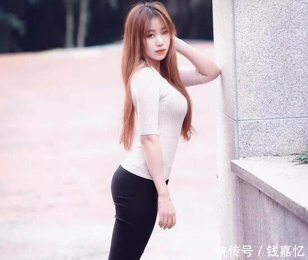 打底裤美女给人清爽利落的感觉，身材曲线迷人，不想喜欢都难！