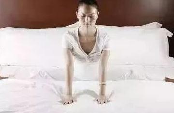 睡前趴10分钟，堪比跑步1小时，肚子平了、腰也细了