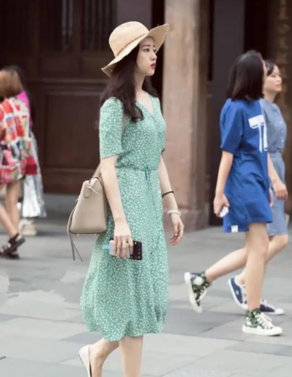  身穿|街拍：气质靓丽的美女，身穿牛仔裤搭配时髦上衣，舒适大方又不失美感