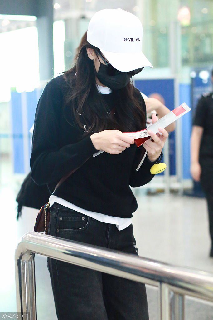 【独家】迪丽热巴帽子口罩遮面保持低调 黑白极简搭配休闲范儿足