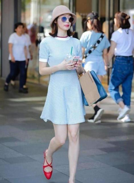  『小美女』街拍：紧身牛仔裤搭配过膝长筒靴，小美女看起来非常的高挑动人
