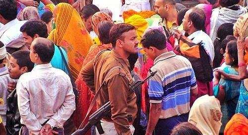 奇葩印度:男女老少在飘满垃圾的恒河里混浴,还用木棍刷牙