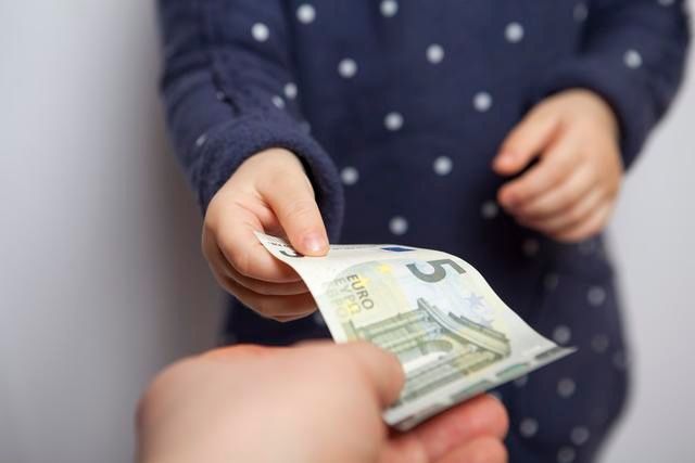 【孩子】当孩子索要零花钱时,这3句话父母不要说,否则会害了孩子一生
