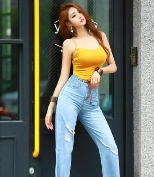  #经典#“爬墙头”的破洞牛仔裤，金发女郎的模特风采，网友：真经典！