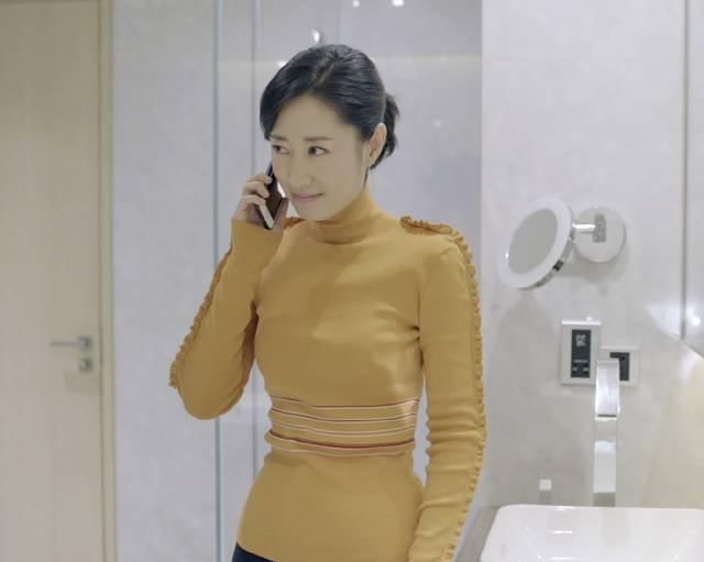  #旗袍#刘亦菲与大12岁刘敏涛同台，紧身旗袍上衣太显壮，身材不如刘敏涛