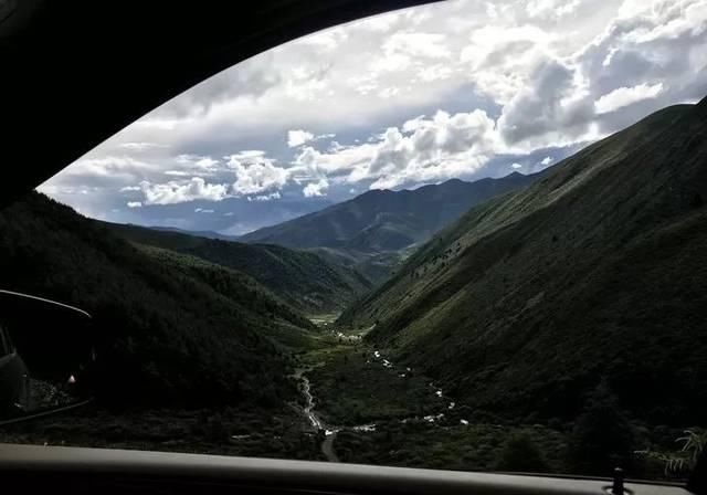 自虐之旅！单人单车自驾奔驰，闯贡嘎~悬崖边走，车陷泥地~