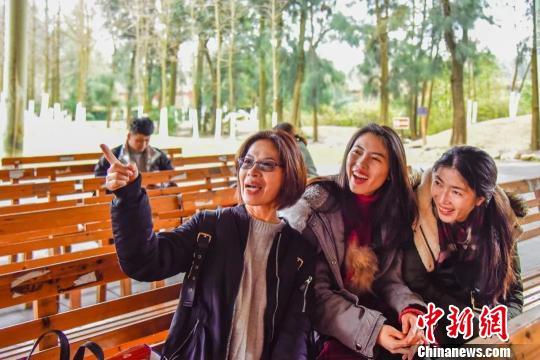 台湾青年体验“大陆年”：家人在 年味浓