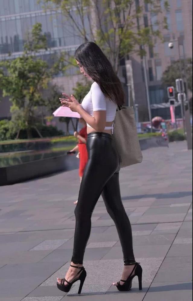 皮裤紧俏美得不动声色，让你成为最亮眼的一抹青春