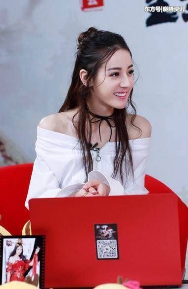 女星们穿上一字肩，赵丽颖美若天仙，迪丽热巴很气质，赵薇很尴尬