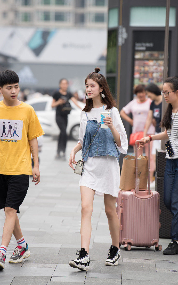 成都街拍，没有丑女人，不做懒女人，这样打扮你才能艳压群芳!