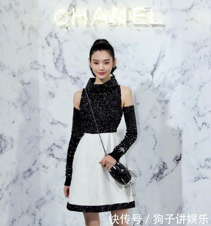 奚梦瑶胆真大! 在牛仔外套穿披肩, 网友: 个子高就是敢穿!