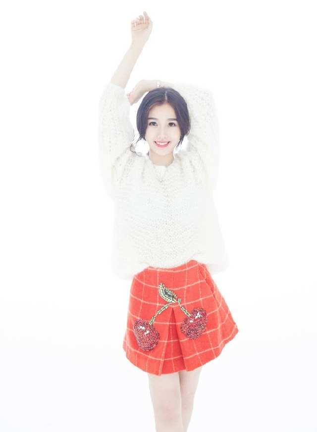 虞书欣真敢穿！连衣裙外穿T恤＋皮裙，网友：不伦不类就服你