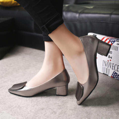 老婆从不穿高跟鞋，这次我给买了两双高跟单鞋，哇穿上太有女人味