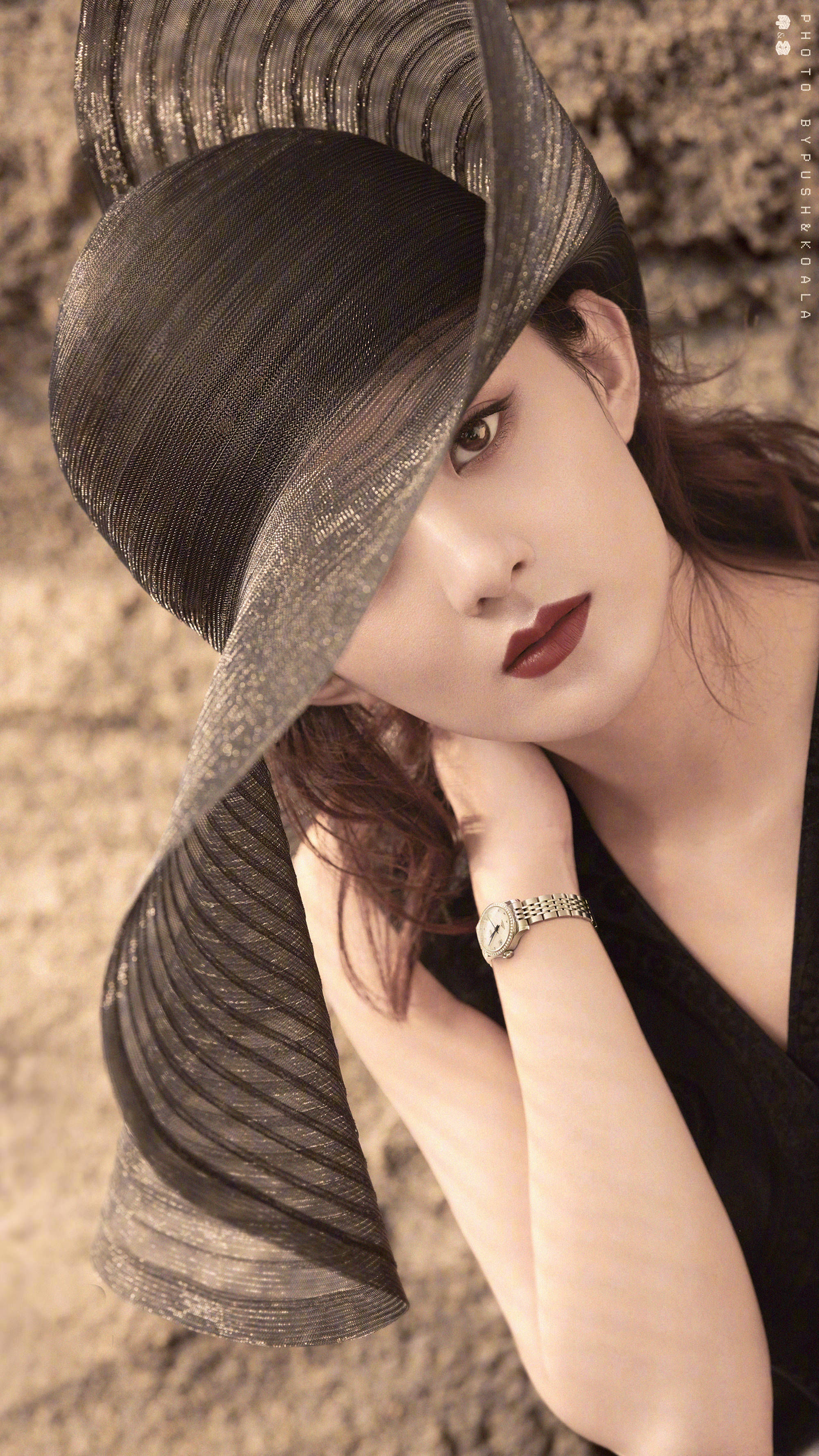 赵丽颖再登芭莎封面，完美驾驭各种潮流风格，这就是赵丽颖!